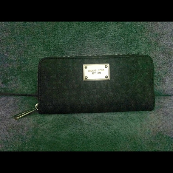 Michael kors logo wallet